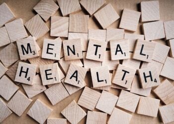 Holzbuchstaben bilden die Worte Mental Health