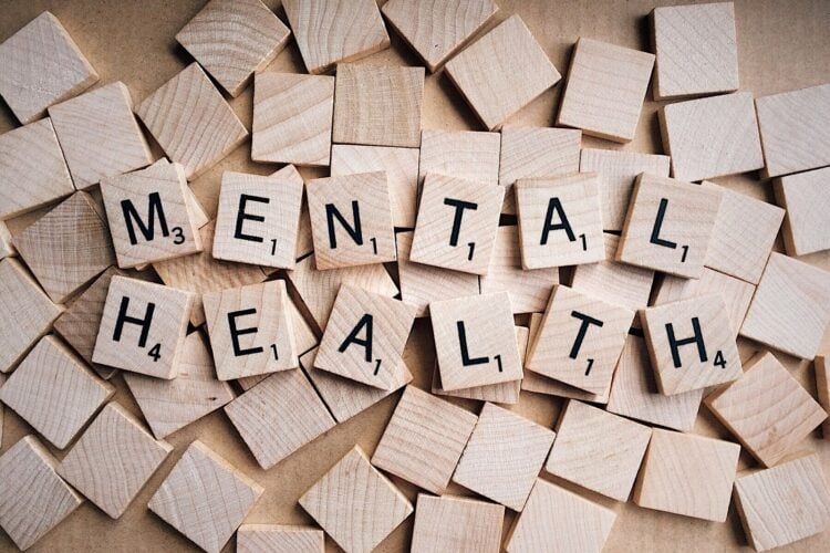 Holzbuchstaben bilden die Worte Mental Health