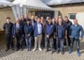 Gruppenfoto von rund 20 Mitarbeitenden der BBF Elektrotechnik vor einem Zelt mit der Aufschrift BBF Gruppe