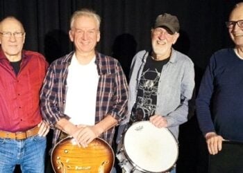 Vier Musiker der Band Bright Madness mit Gitarre und Trommel vor dunklem Hintergrund