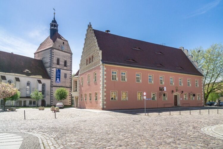 Rathaus und Frauenkirche am Neustädter Markt in Mühlberg/Elbe