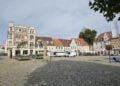 Marktplatz in Senftenberg mit sanierten Bürgerhäusern