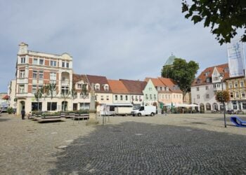 Marktplatz in Senftenberg mit sanierten Bürgerhäusern
