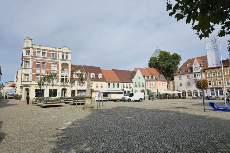 Marktplatz in Senftenberg mit sanierten Bürgerhäusern