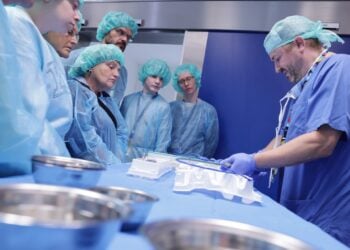 Kardiotechniker Karsten Drescher komprimiert eine TAVI-Herzklappe mit dem Crimper