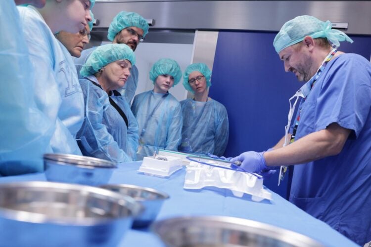 Kardiotechniker Karsten Drescher komprimiert eine TAVI-Herzklappe mit dem Crimper