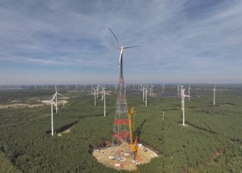 Luftaufnahme des Höhenwindturms in Schipkau mit Stahlgitterturm und Rotor über der Landschaft