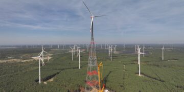 Luftaufnahme des Höhenwindturms in Schipkau mit Stahlgitterturm und Rotor über der Landschaft