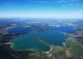 Luftbild mehrerer Seen im Lausitzer Seenland unter blauem Himmel