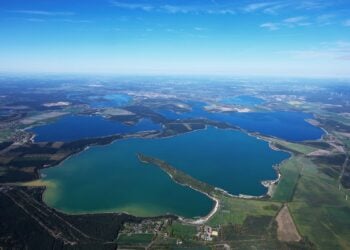 Luftbild mehrerer Seen im Lausitzer Seenland unter blauem Himmel