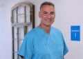 Neurochirurg Dr. Steffen Sola in blauer Klinikkleidung