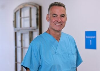 Neurochirurg Dr. Steffen Sola in blauer Klinikkleidung