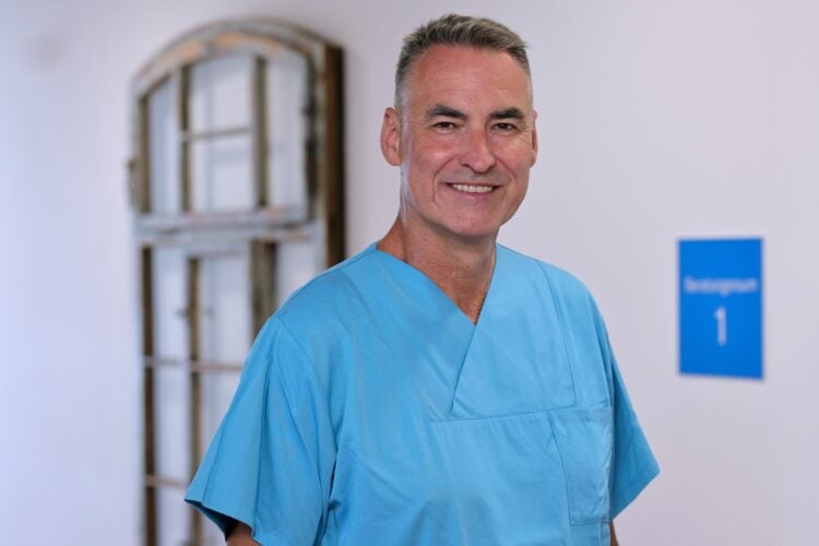 Neurochirurg Dr. Steffen Sola in blauer Klinikkleidung