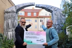 Verhüllter Torbogen in Senftenberg ist Geschenk an die neue Bühne