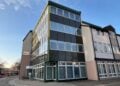 Gebäude der Volkshochschule Oberspreewald-Lausitz mit verglaster Fassade und vhs-Schild