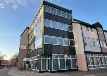 Gebäude der Volkshochschule Oberspreewald-Lausitz mit verglaster Fassade und vhs-Schild