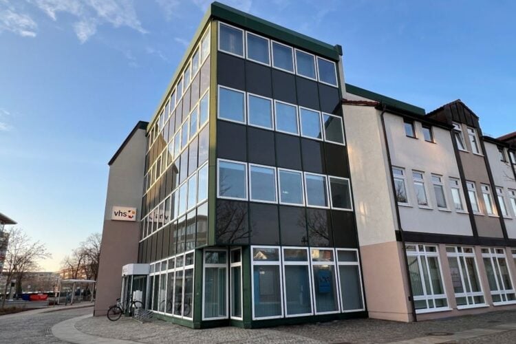 Gebäude der Volkshochschule Oberspreewald-Lausitz mit verglaster Fassade und vhs-Schild
