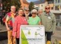 Mitglieder des Seniorenbeirates Lübben hinter einem Aufsteller des Seniorenbeirates
