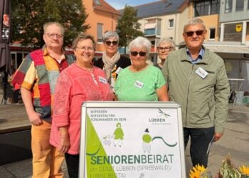 Mitglieder des Seniorenbeirates Lübben hinter einem Aufsteller des Seniorenbeirates