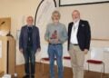 Herbert Schirmer, Hannes Forster mit der Glasskulptur SPEKTRA und Stefan Wichary bei der Finissage in Lieberose