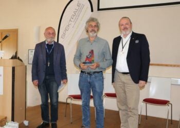 Herbert Schirmer, Hannes Forster mit der Glasskulptur SPEKTRA und Stefan Wichary bei der Finissage in Lieberose
