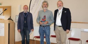 Herbert Schirmer, Hannes Forster mit der Glasskulptur SPEKTRA und Stefan Wichary bei der Finissage in Lieberose