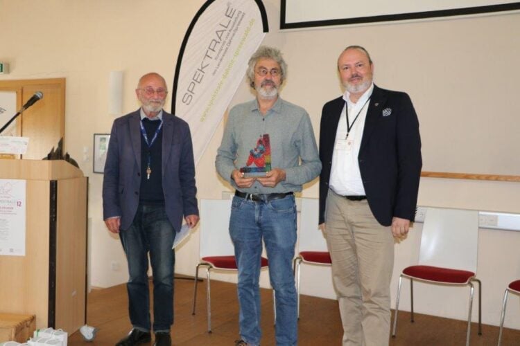 Herbert Schirmer, Hannes Forster mit der Glasskulptur SPEKTRA und Stefan Wichary bei der Finissage in Lieberose
