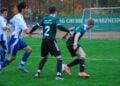 Spieler der BSG Chemie Schwarzheide in Grün und des FSV Guteborn in Blau-Weiß im Zweikampf um den Ball