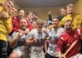 Jubelnde Handballer des LHC Cottbus in der Kabine nach dem Sieg in Berlin