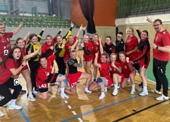 Die Handballerinnen des LHC Cottbus jubeln nach dem Pokalsieg gegen Falkensee