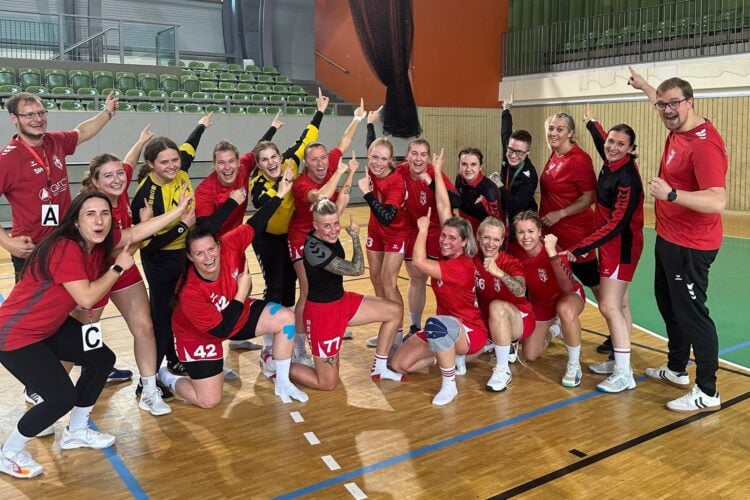 Die Handballerinnen des LHC Cottbus jubeln nach dem Pokalsieg gegen Falkensee