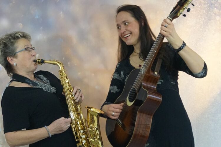 Jana Zadow-Dorr mit Saxophon und Cornelia Brückner mit Gitarre