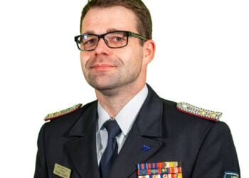 Robert Buder in Feuerwehr-Dienstuniform mit Brille vor weißem Hintergrund