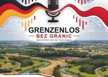 Podcast-Cover mit Mikrofon, Schriftzug Grenzenlos Bez granic und Luftbild einer Flusslandschaft