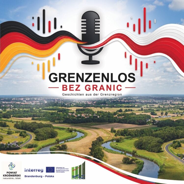 Podcast-Cover mit Mikrofon, Schriftzug Grenzenlos Bez granic und Luftbild einer Flusslandschaft