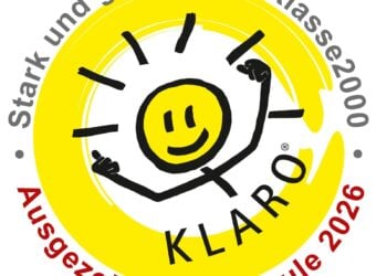Gelbes KLARO-Siegel mit Strichmännchen und der Aufschrift Stark und gesund mit Klasse2000, Ausgezeichnete Schule 2026