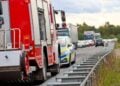 Feuerwehrfahrzeug und Streifenwagen auf der B97 bei Spremberg, dahinter stauen sich Autos und Lastwagen