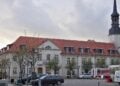 Rathaus am Markt in Spremberg mit Marktständen davor, rechts der Kirchturm