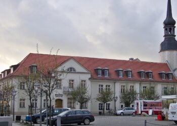 Rathaus am Markt in Spremberg mit Marktständen davor, rechts der Kirchturm