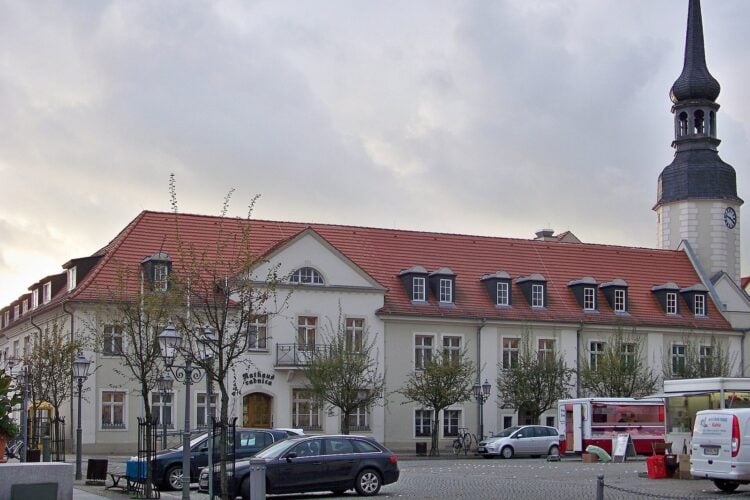 Rathaus am Markt in Spremberg mit Marktständen davor, rechts der Kirchturm