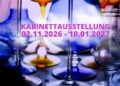 Blaue, gelbe und klare Gläser mit langen Stielen, darüber der Schriftzug Kabinettausstellung 02.11.2026 bis 10.01.2027