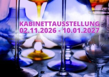 Blaue, gelbe und klare Gläser mit langen Stielen, darüber der Schriftzug Kabinettausstellung 02.11.2026 bis 10.01.2027