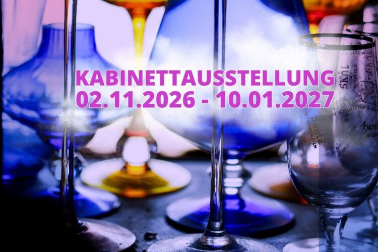 Blaue, gelbe und klare Gläser mit langen Stielen, darüber der Schriftzug Kabinettausstellung 02.11.2026 bis 10.01.2027