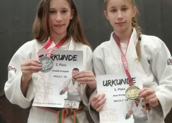 Die Judoka Amelia und Amy Krupper vom KSC ASAHI Spremberg zeigen ihre Silber- und Goldmedaille mit Urkunden der Potsdam Open 2026