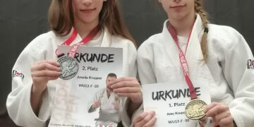 Die Judoka Amelia und Amy Krupper vom KSC ASAHI Spremberg zeigen ihre Silber- und Goldmedaille mit Urkunden der Potsdam Open 2026