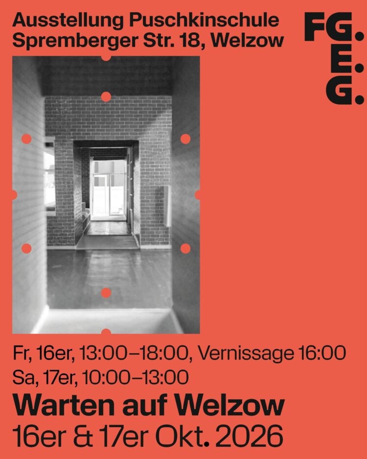 Rotes Plakat der Ausstellung Warten auf Welzow mit dem Schwarzweißfoto eines Architekturmodells