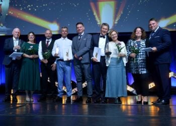 Die Finalisten des Großen Preises des Mittelstandes 2026 aus Berlin und Brandenburg auf der Bühne in Würzburg