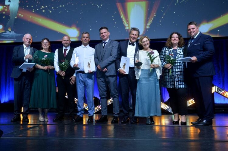 Die Finalisten des Großen Preises des Mittelstandes 2026 aus Berlin und Brandenburg auf der Bühne in Würzburg