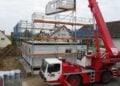 Neubau eines Hauses mit Gerüst und Kran