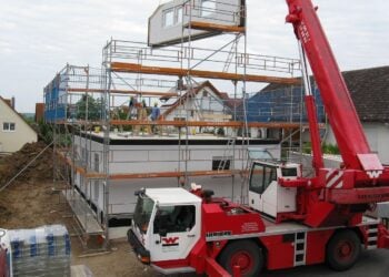 Neubau eines Hauses mit Gerüst und Kran